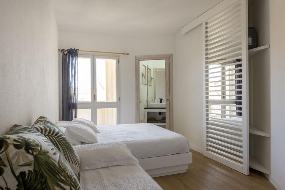 Photo of the whole room, Bedroom, wardrobe