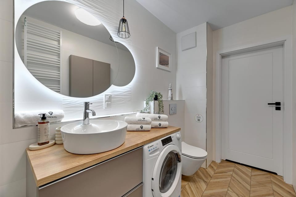 Toilet, Bathroom, towels, washing machine, dryer