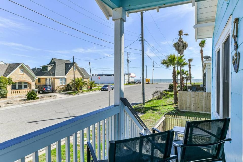 Sunshine Retreat Short Stroll to Beach with Ocean View from Porch House in Galveston Island