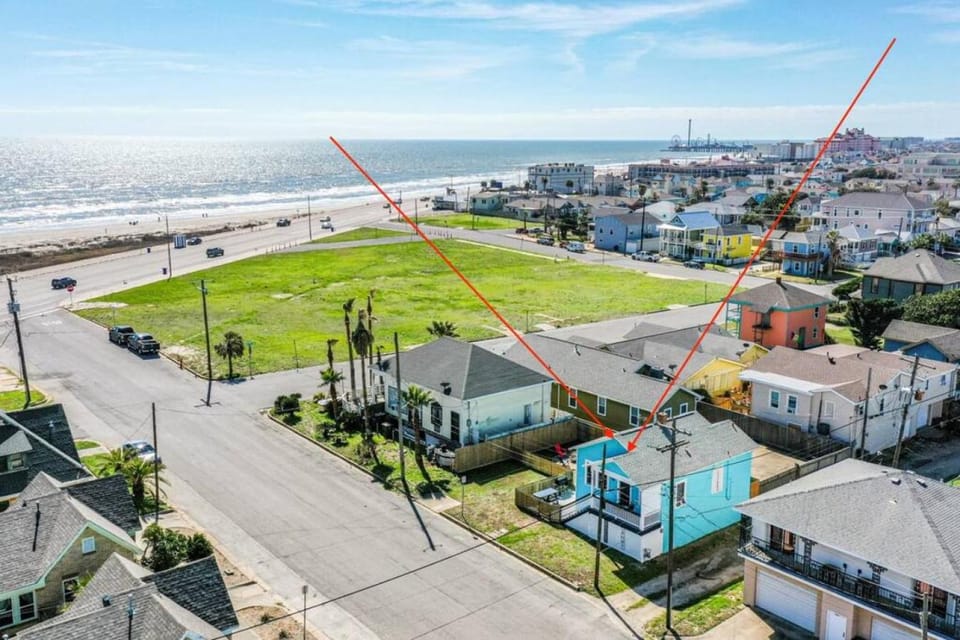 Sunshine Retreat Short Stroll to Beach with Ocean View from Porch House in Galveston Island