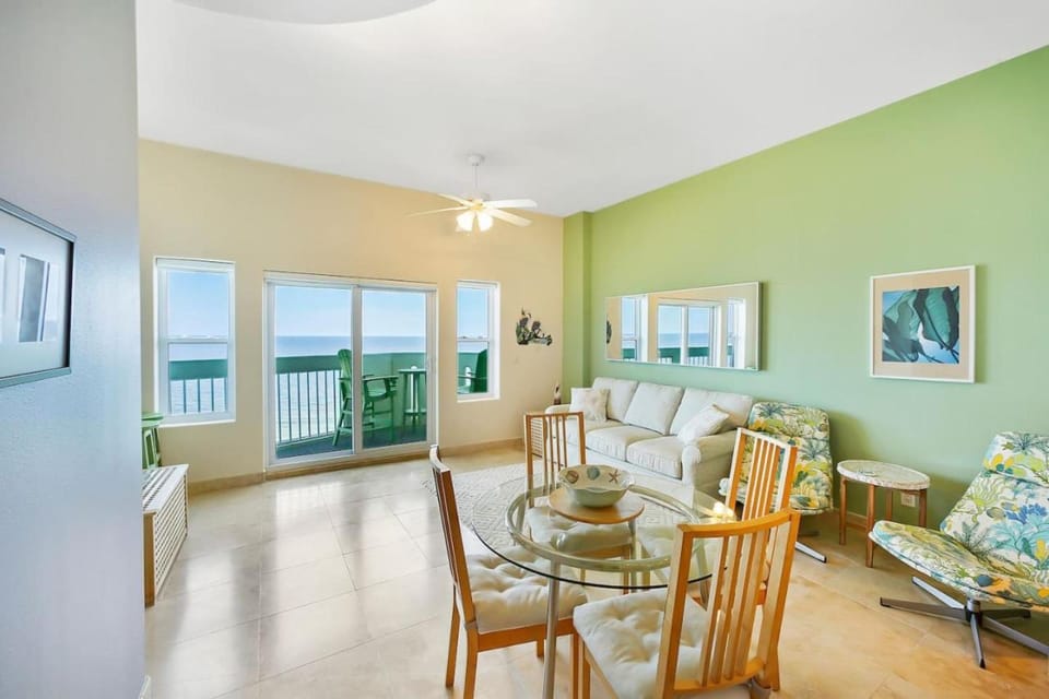 Oceanside Escape with 3 Bedrooms Spectacular Ocean View and Pool House in Galveston Island