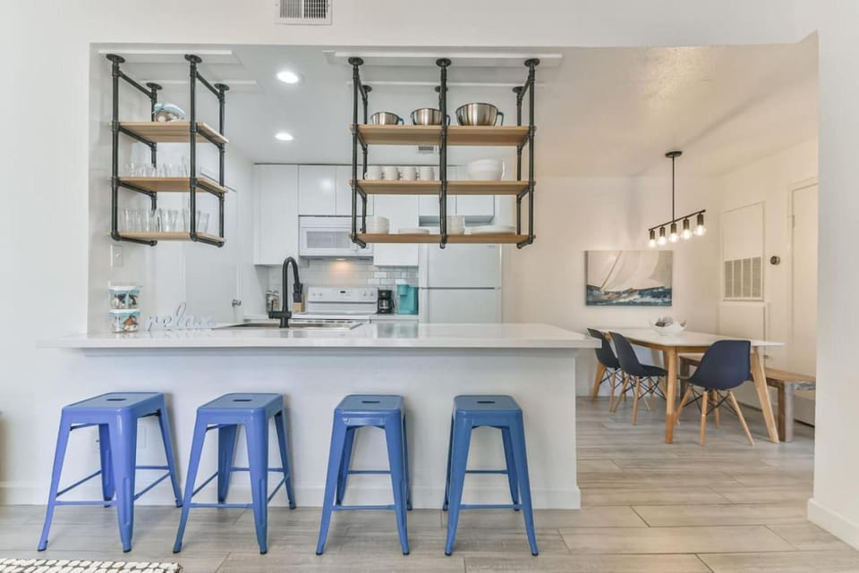 Coastal Paradise Condo with 2 Bedrooms and Pool House in Galveston Island