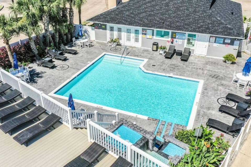 Coastal Paradise Condo with 2 Bedrooms and Pool House in Galveston Island