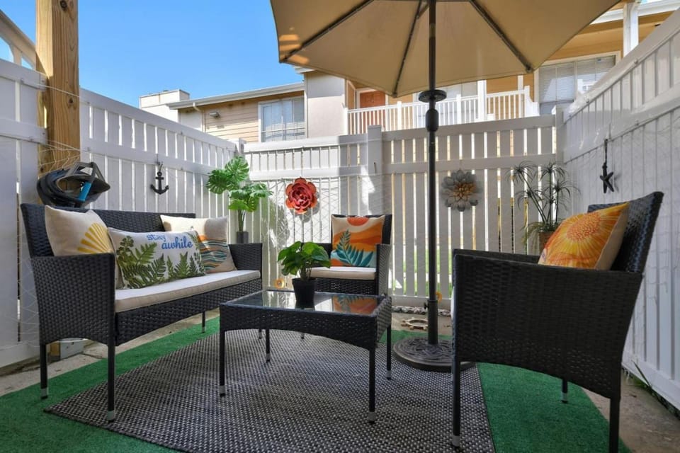 Stay Awhile Condo Minutes to Beach with Pool House in Galveston Island