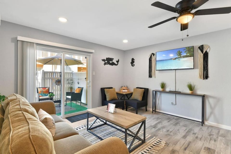 Stay Awhile Condo Minutes to Beach with Pool House in Galveston Island