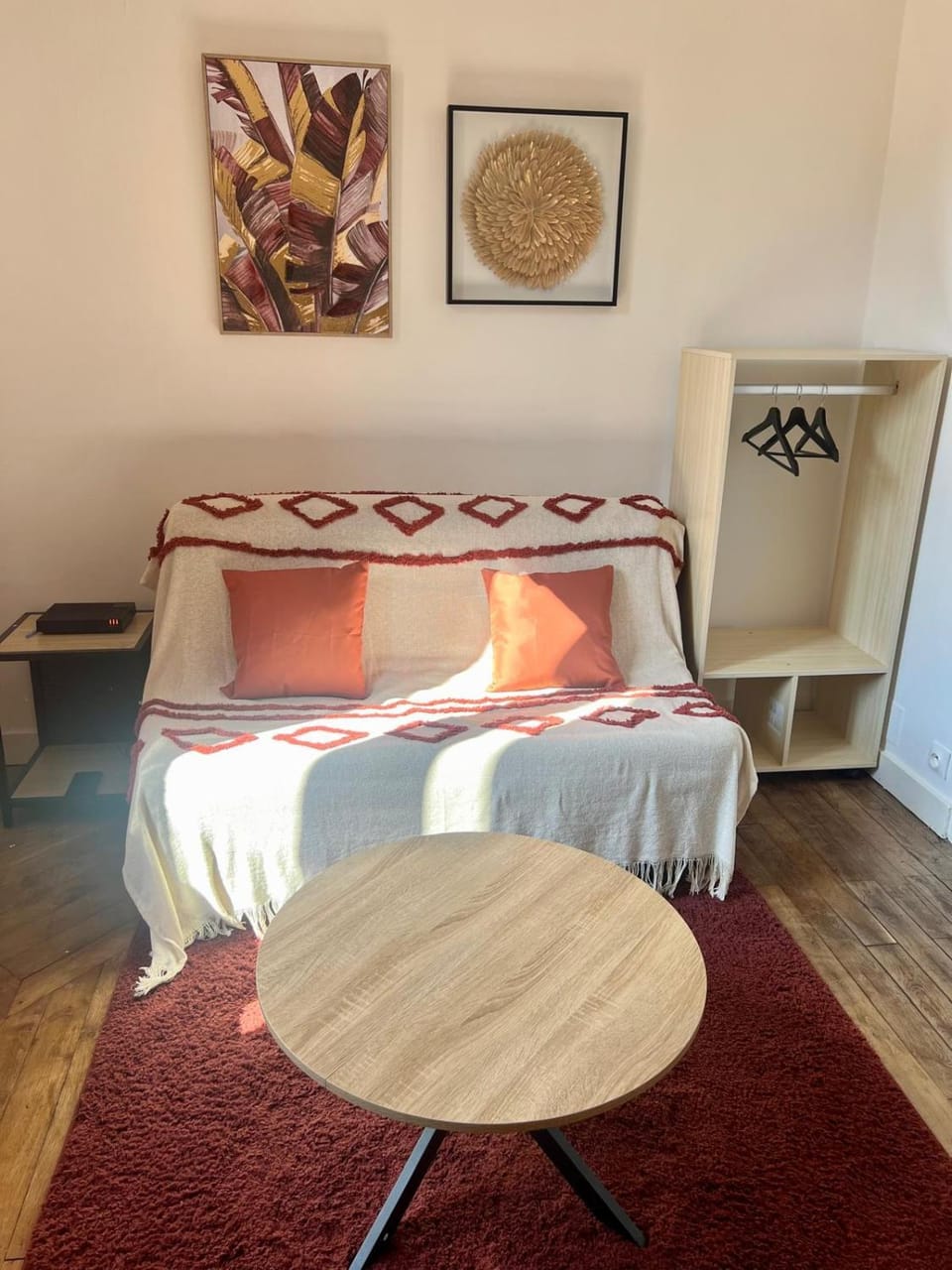 Bed, Seating area, Bedroom