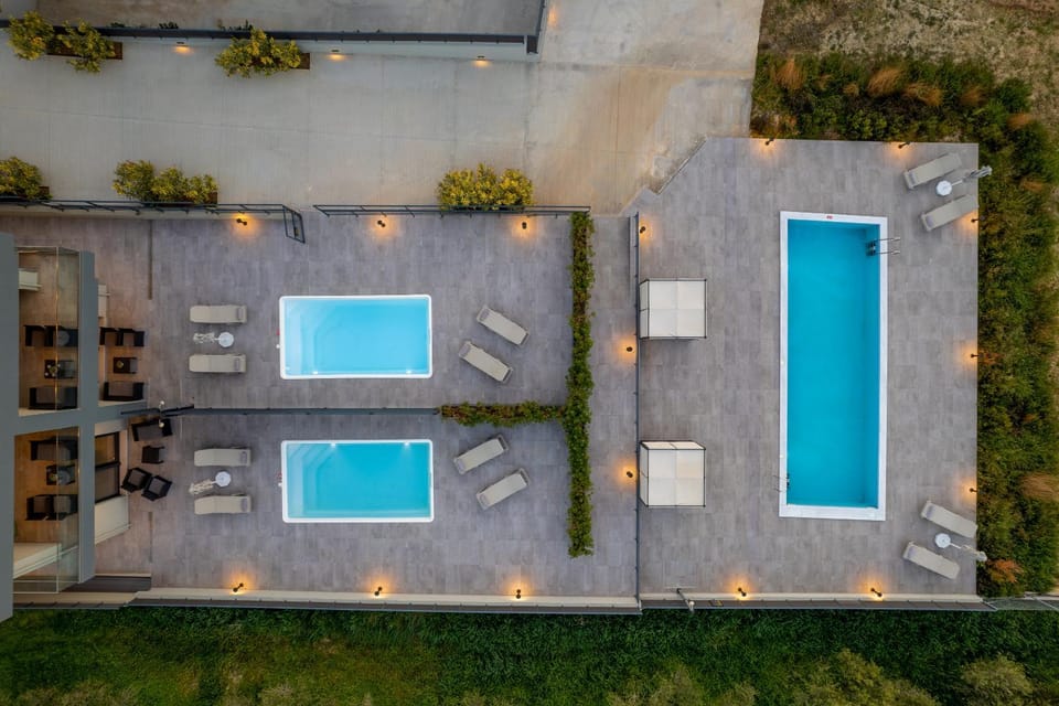 Property building, Patio, Day, Bird's eye view, View (from property/room), Pool view, Area and facilities, Swimming pool, sunbed