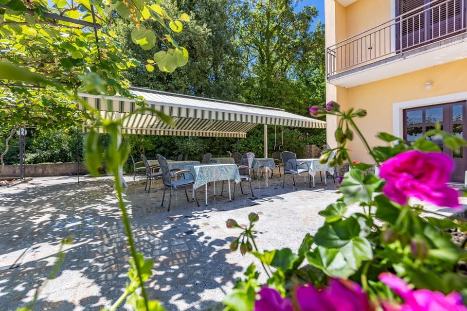 Seating area, Breakfast