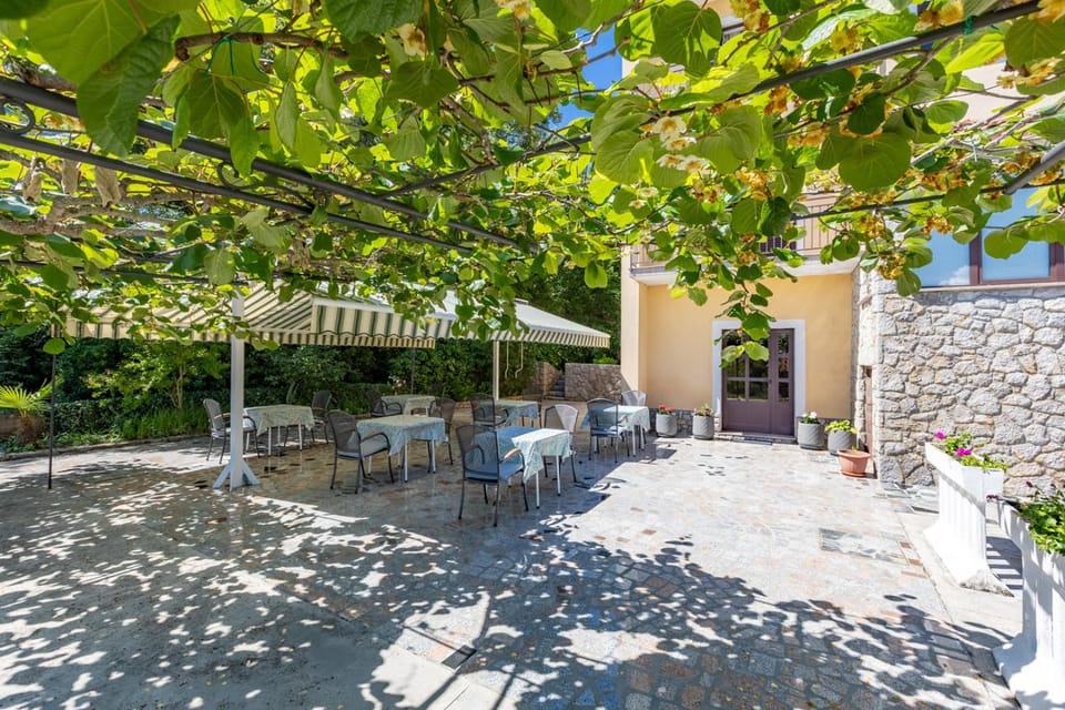 Seating area, Breakfast