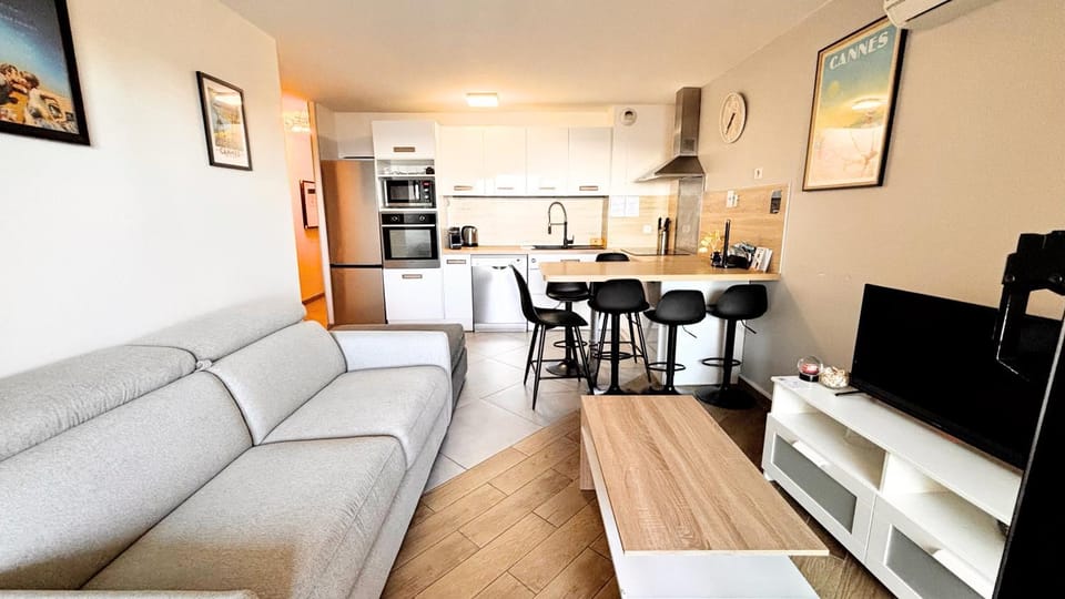 TV and multimedia, Kitchen or kitchenette, Living room, Seating area, Dining area, oven, stove