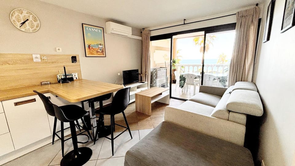 Kitchen or kitchenette, Living room, Seating area, Dining area