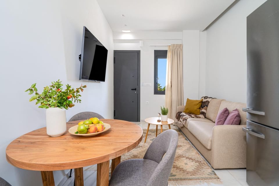 TV and multimedia, Living room, Seating area, Dining area, Food