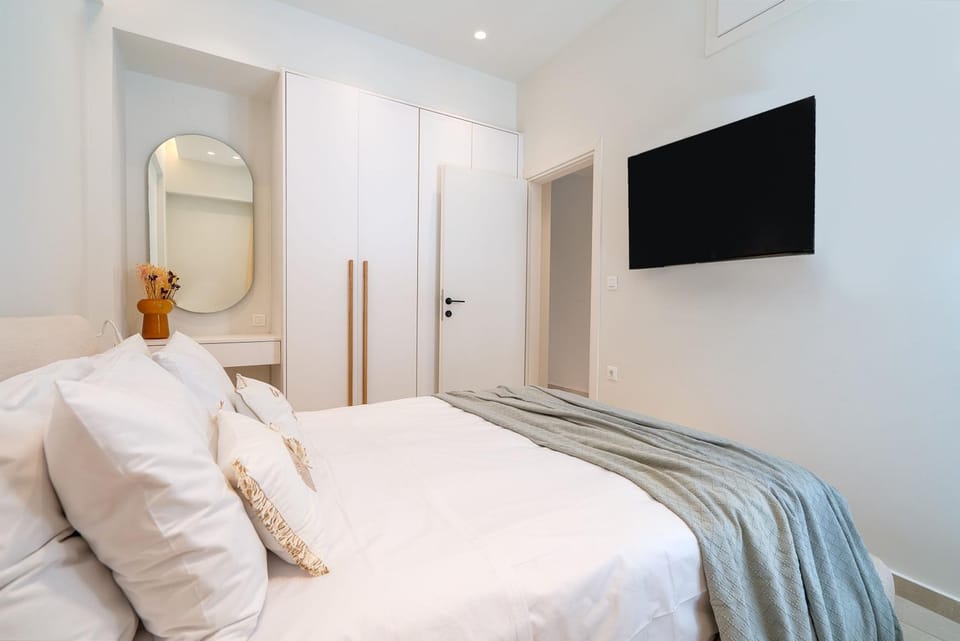 Bed, TV and multimedia, Evening entertainment, Bedroom, wardrobe