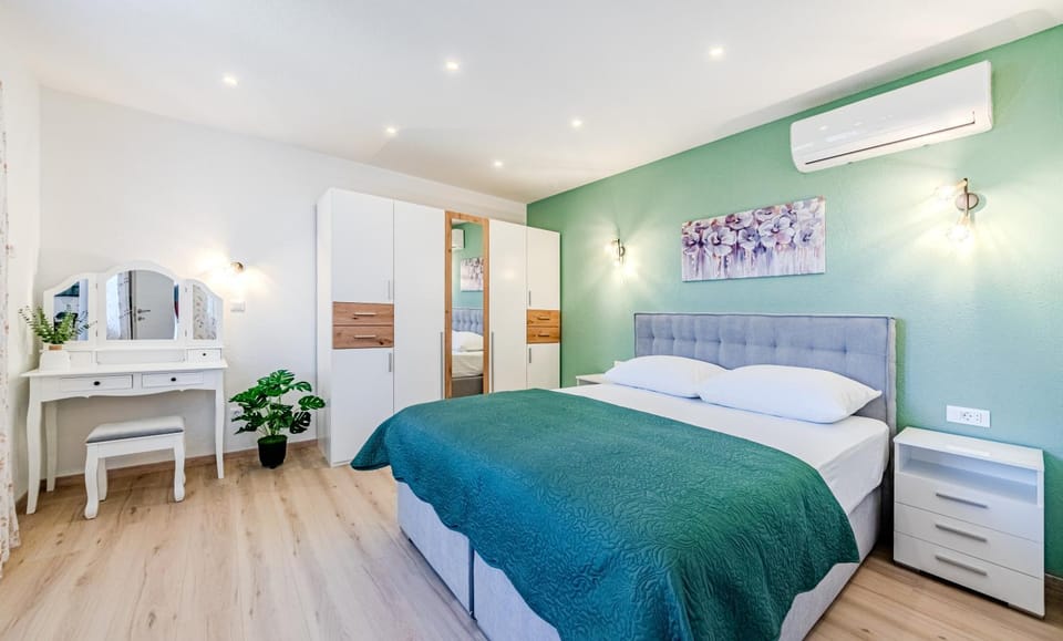 Bed, Bedroom, air conditioner