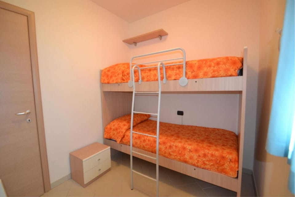 Bedroom, bunk bed