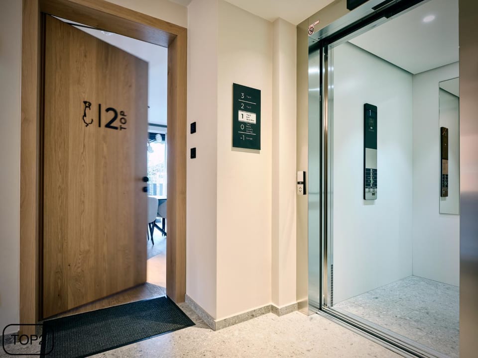 Facade/entrance, elevator