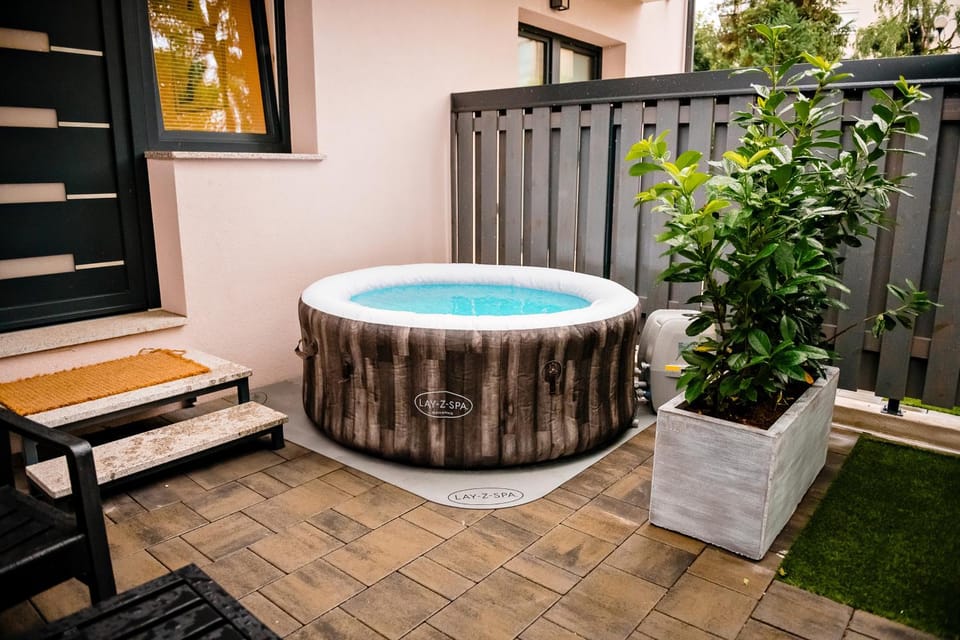 Hot Tub, Hot Tub