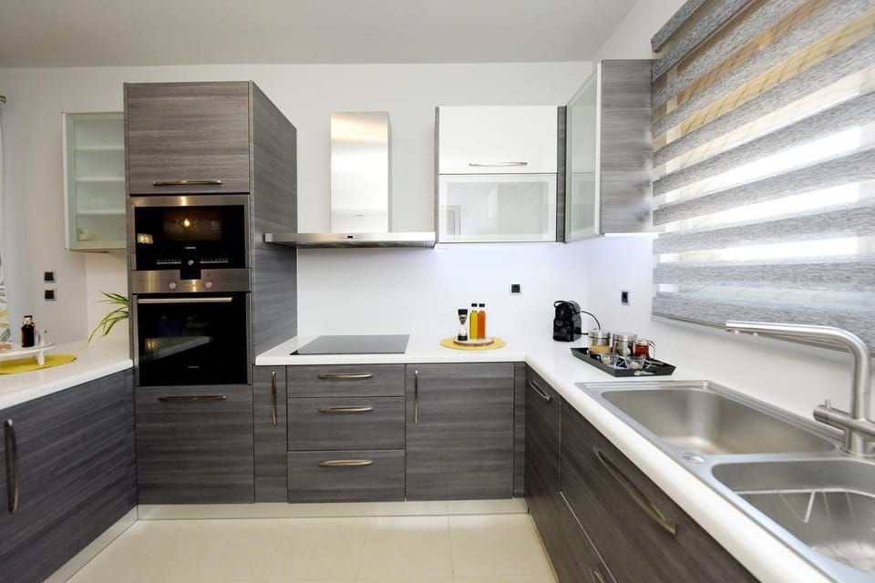 Kitchen or kitchenette, dishwasher, stove