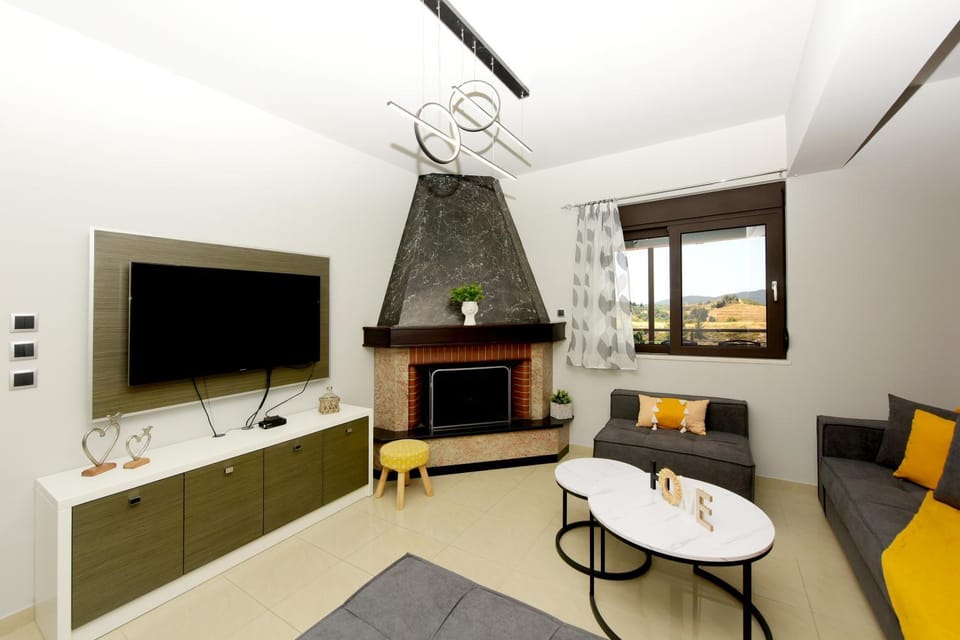TV and multimedia, Living room, Seating area, fireplace