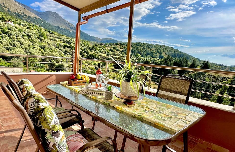 View (from property/room), Balcony/Terrace, Mountain view