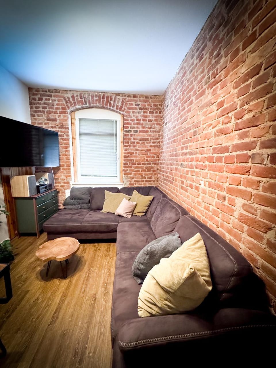 TV and multimedia, Living room, Seating area, Evening entertainment