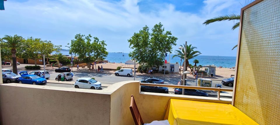 Charming beachfront studio in Fréjus Plage Apartment in Fréjus
