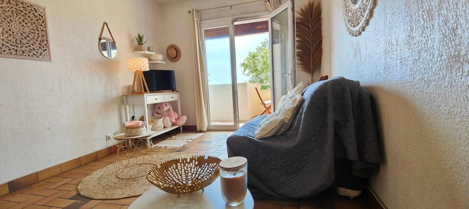 Charming beachfront studio in Fréjus Plage Apartment in Fréjus