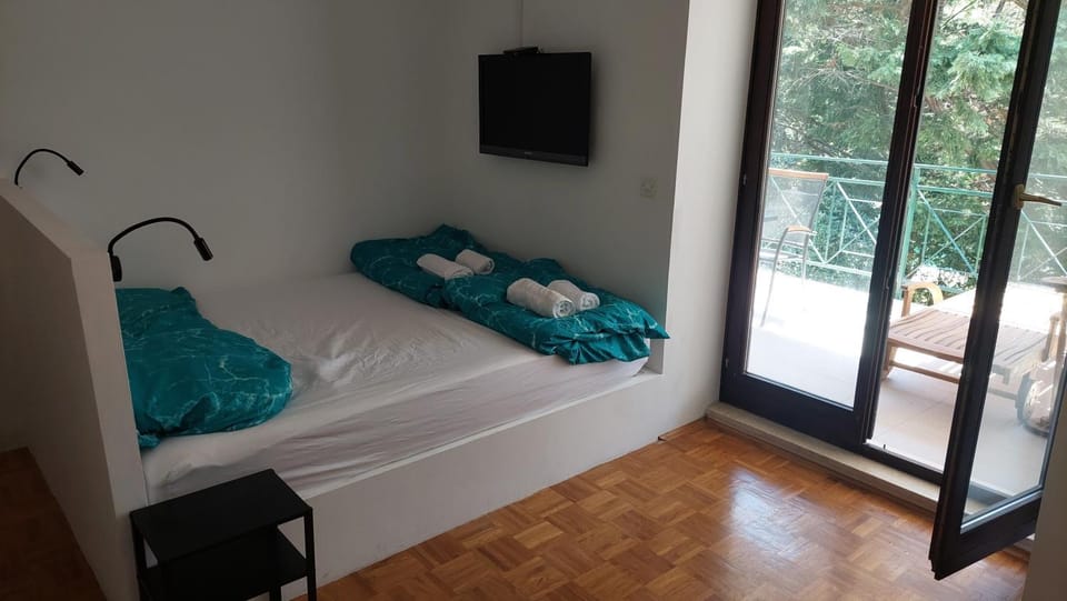 Bed, TV and multimedia, Photo of the whole room, Bedroom, towels
