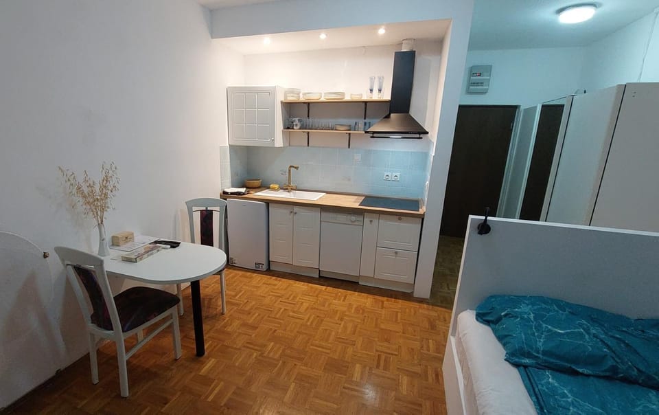Kitchen or kitchenette, Dining area, stove, kitchen