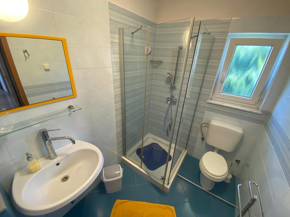 Shower, Toilet, Bathroom, towels
