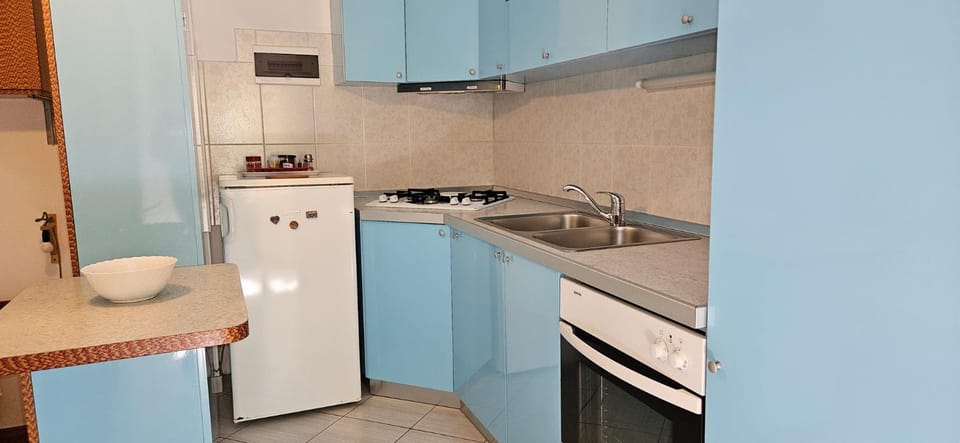 Coffee/tea facilities, Kitchen or kitchenette, oven, stove