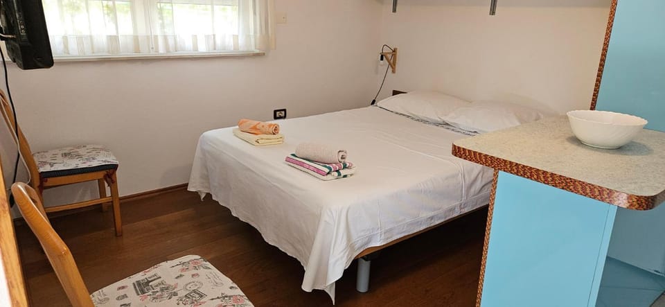 Bed, Bedroom, towels