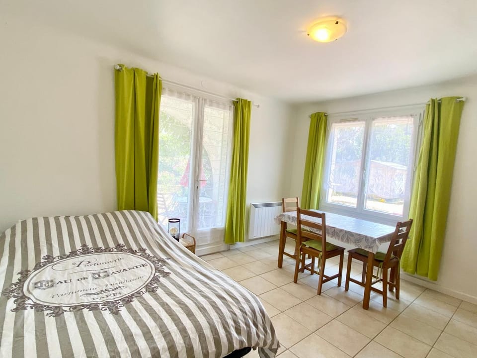 Chez Madou, T1 en bas de villa et rez de jardin à 900m de la mer et des commerces Apartment in Roquebrune-sur-Argens