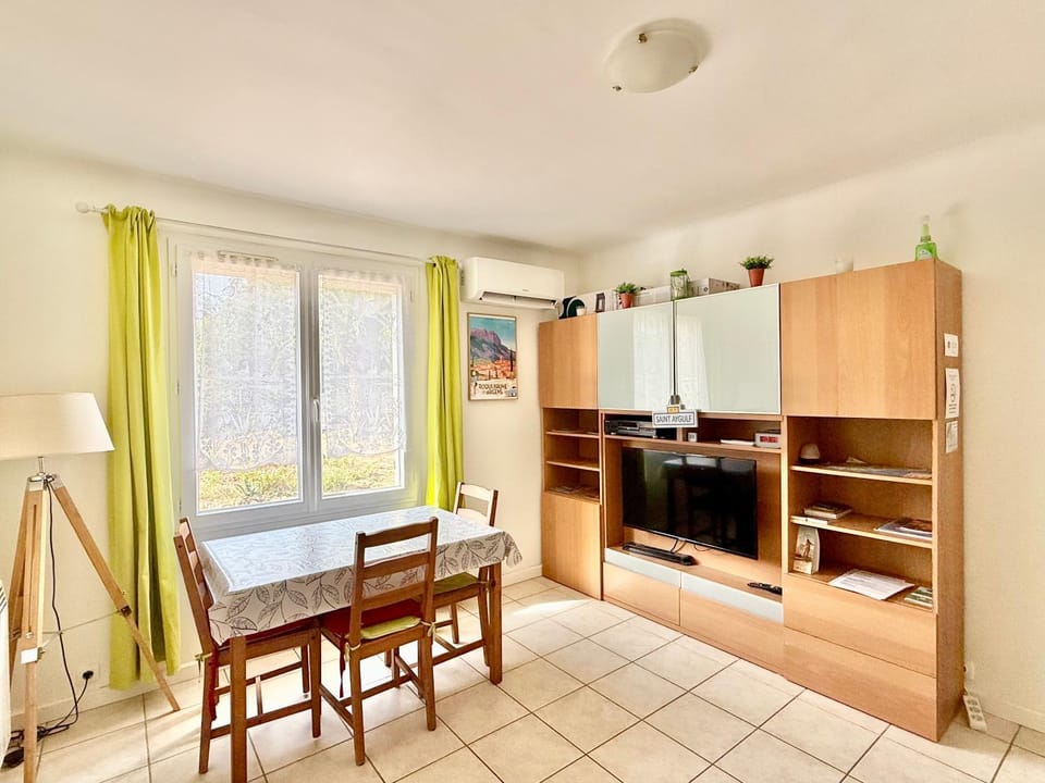 Chez Madou, T1 en bas de villa et rez de jardin à 900m de la mer et des commerces Apartment in Roquebrune-sur-Argens