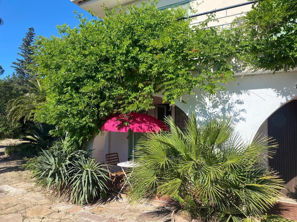 Chez Madou, T1 en bas de villa et rez de jardin à 900m de la mer et des commerces Apartment in Roquebrune-sur-Argens