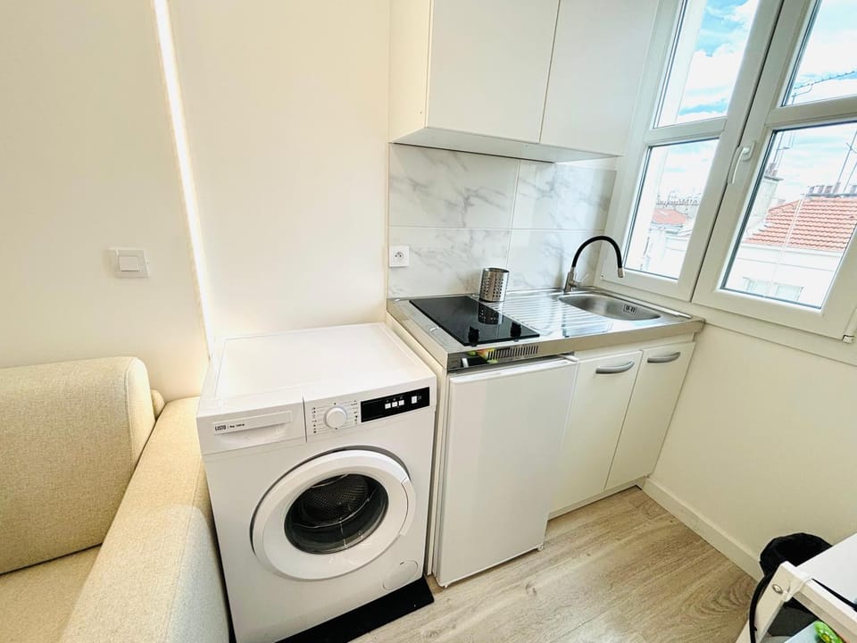 Kitchen or kitchenette, stove, washing machine