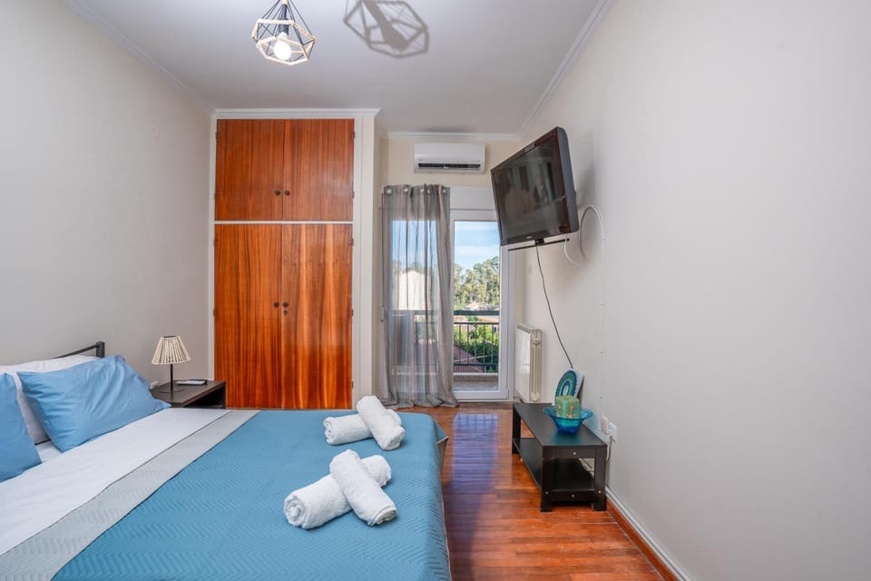 Bed, towels, wardrobe