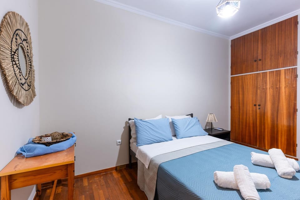 Bed, Photo of the whole room, towels, wardrobe