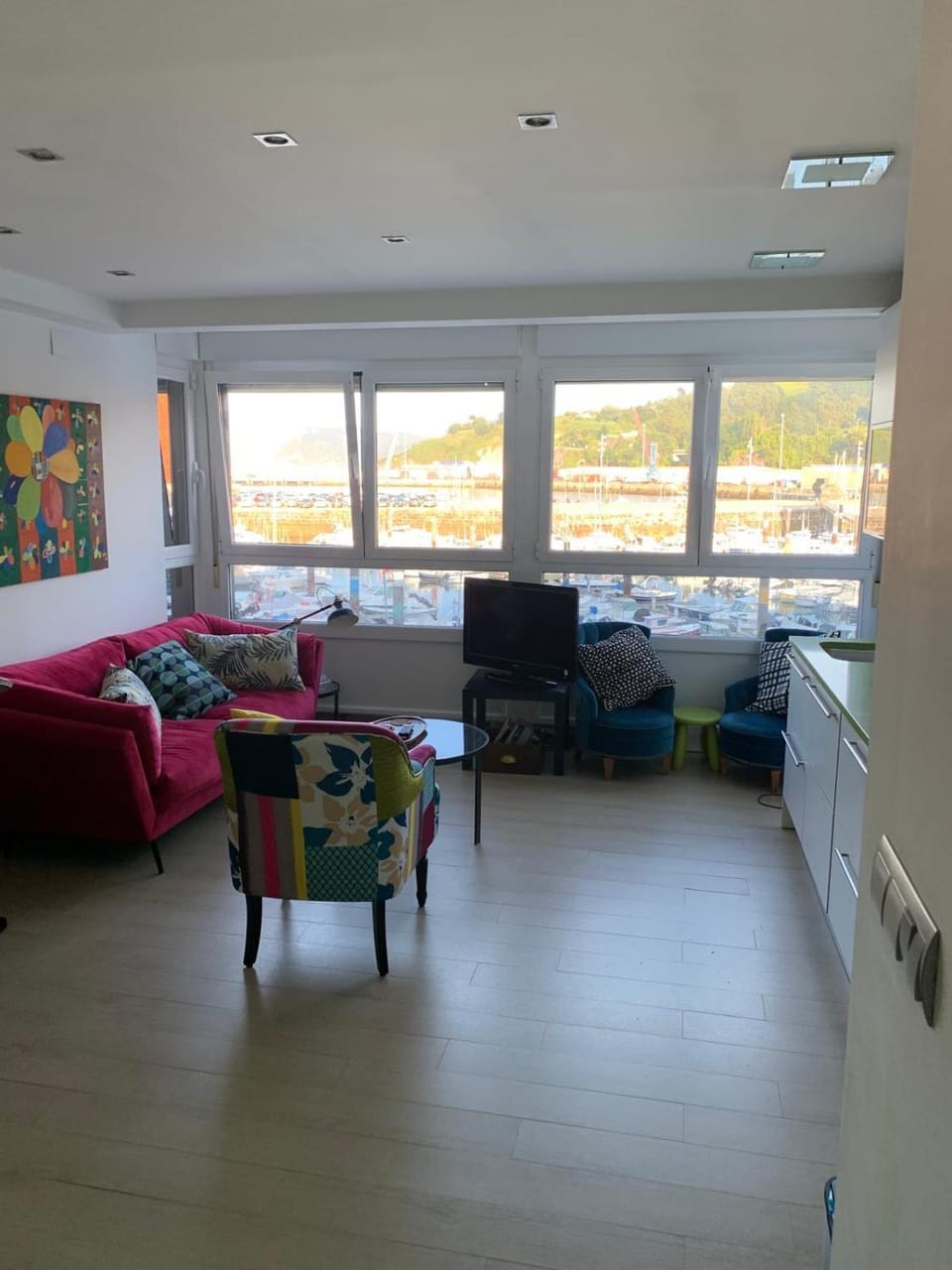 Photo of the whole room, Seating area