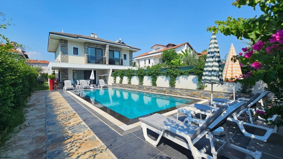 Property building, Garden, Balcony/Terrace, Swimming pool