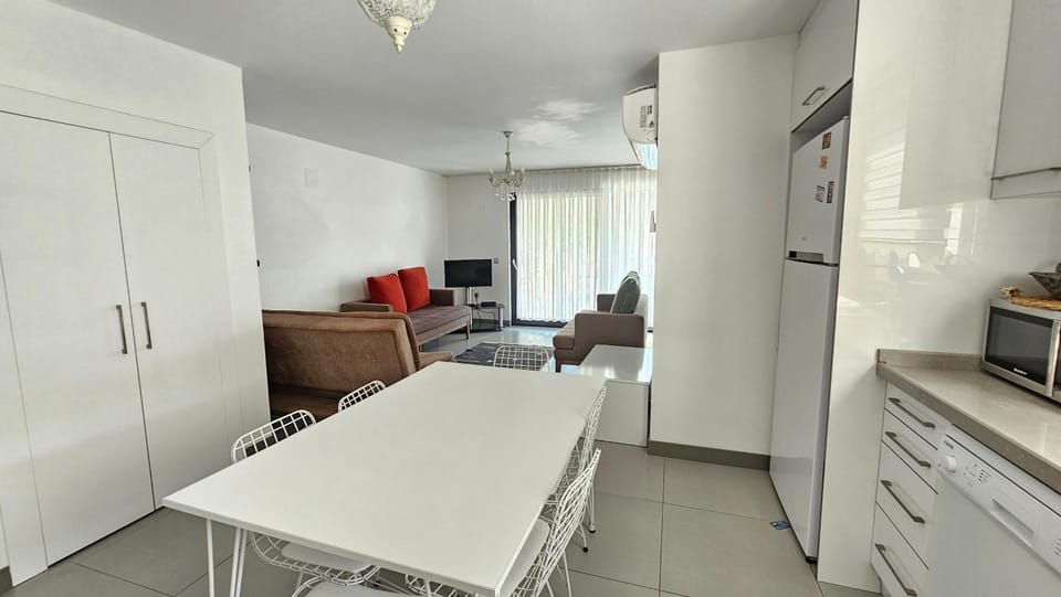 Kitchen or kitchenette, Seating area, Dining area