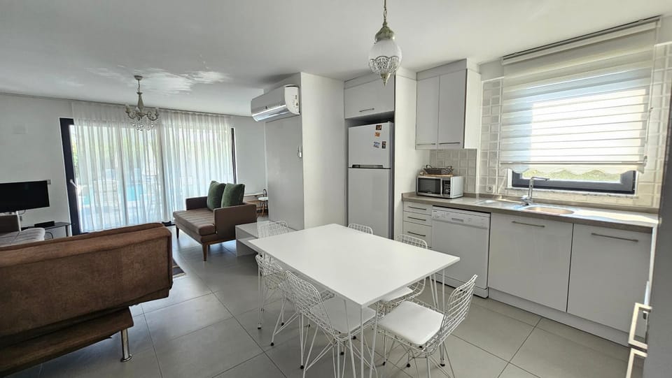 Kitchen or kitchenette, Dining area