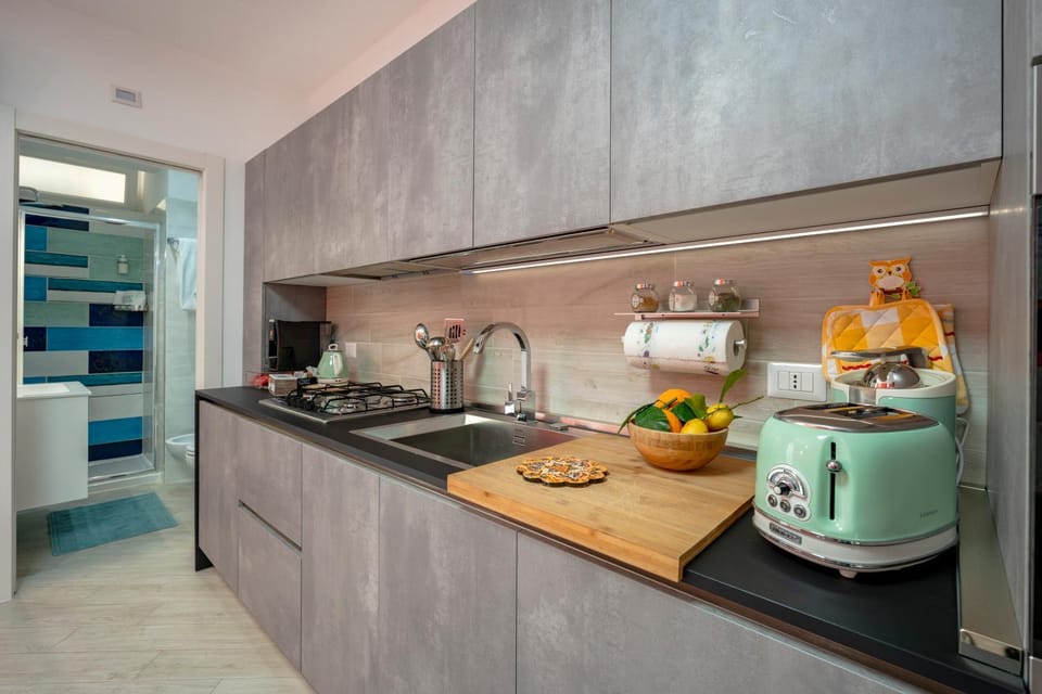 Coffee/tea facilities, Kitchen or kitchenette, stove