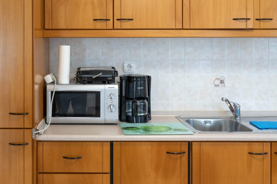 Coffee/tea facilities, Kitchen or kitchenette, dishwasher, stove