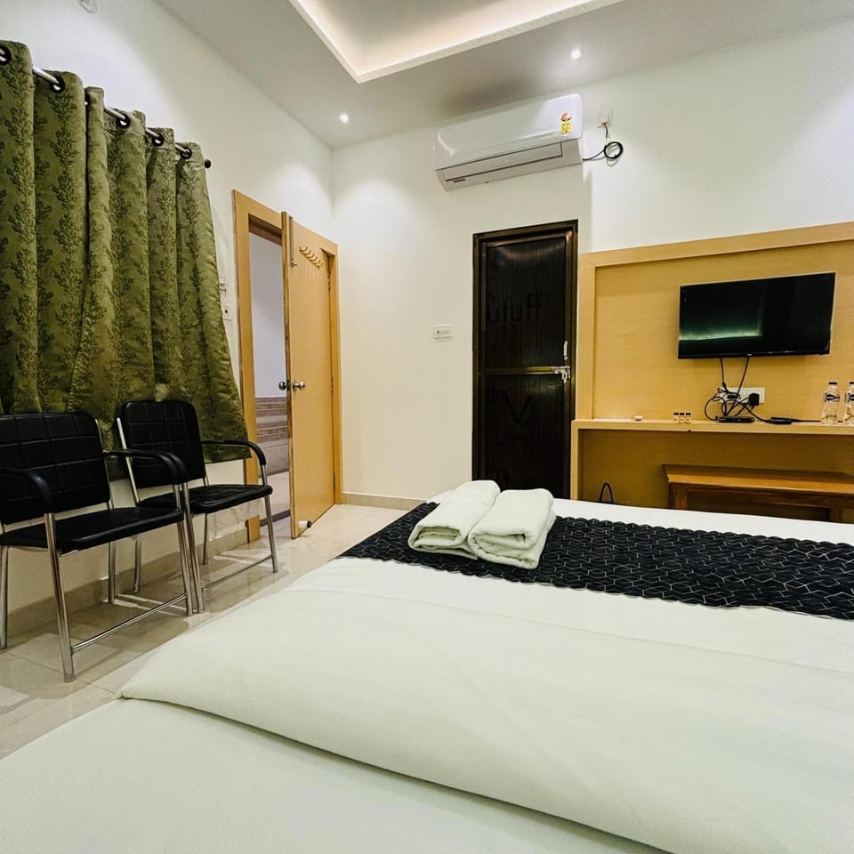 Bed, TV and multimedia, Bedroom