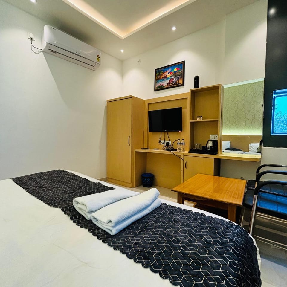 Bed, TV and multimedia, Bedroom