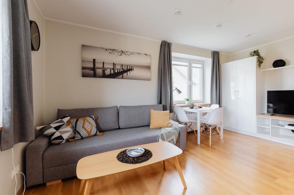 TV and multimedia, Living room, Seating area, Evening entertainment