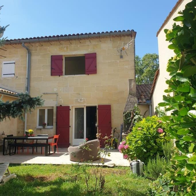 Property building, Patio, Garden, Balcony/Terrace