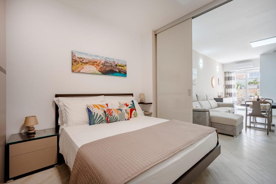 Bed, Photo of the whole room