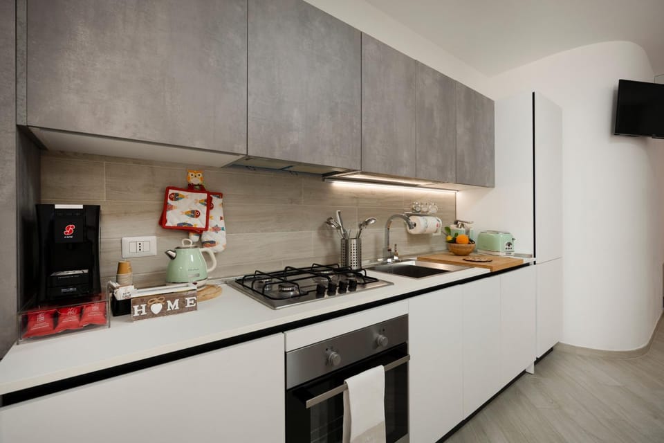 Coffee/tea facilities, Kitchen or kitchenette, dishwasher, oven, stove, toaster
